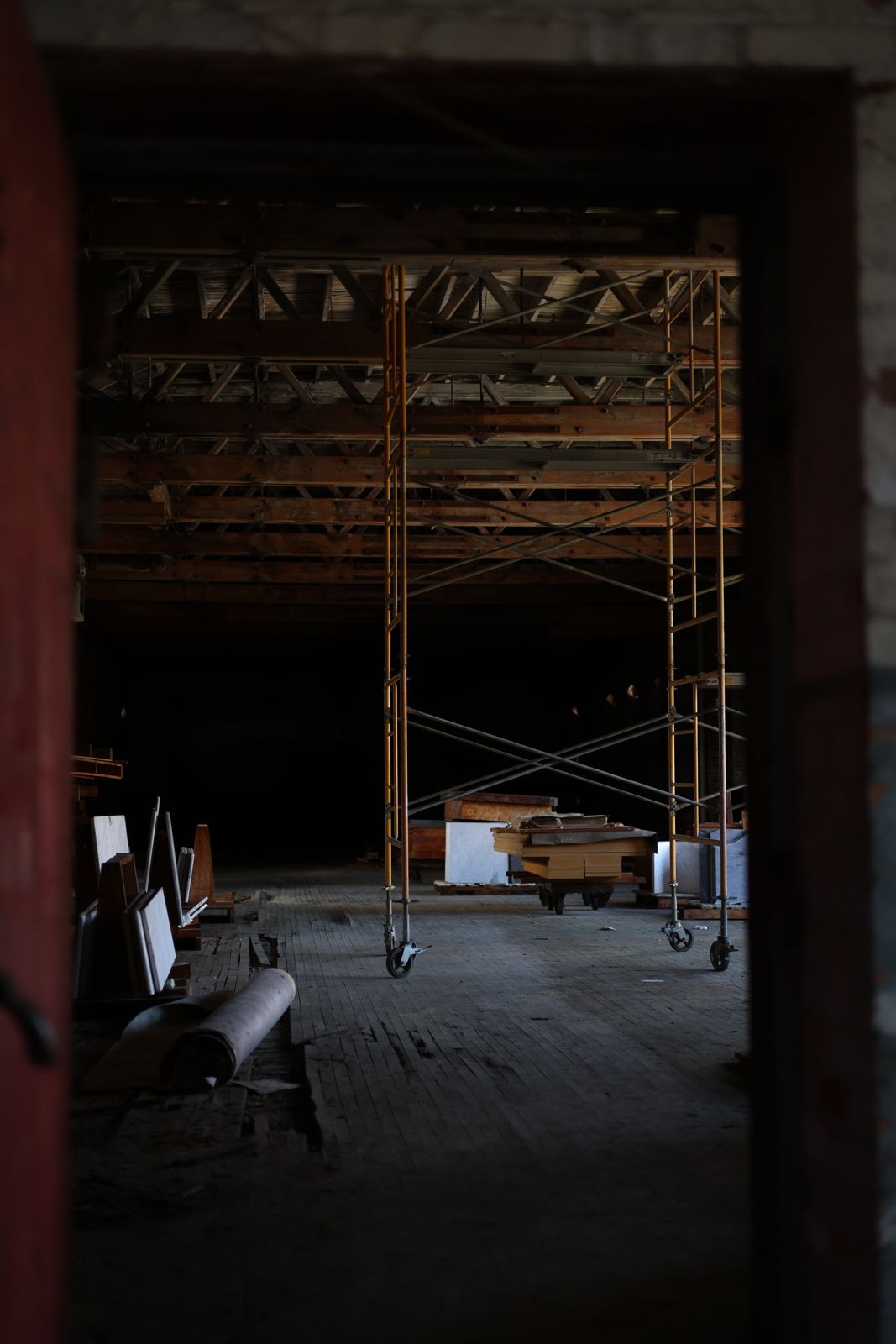 Scaffolding in a darker bay