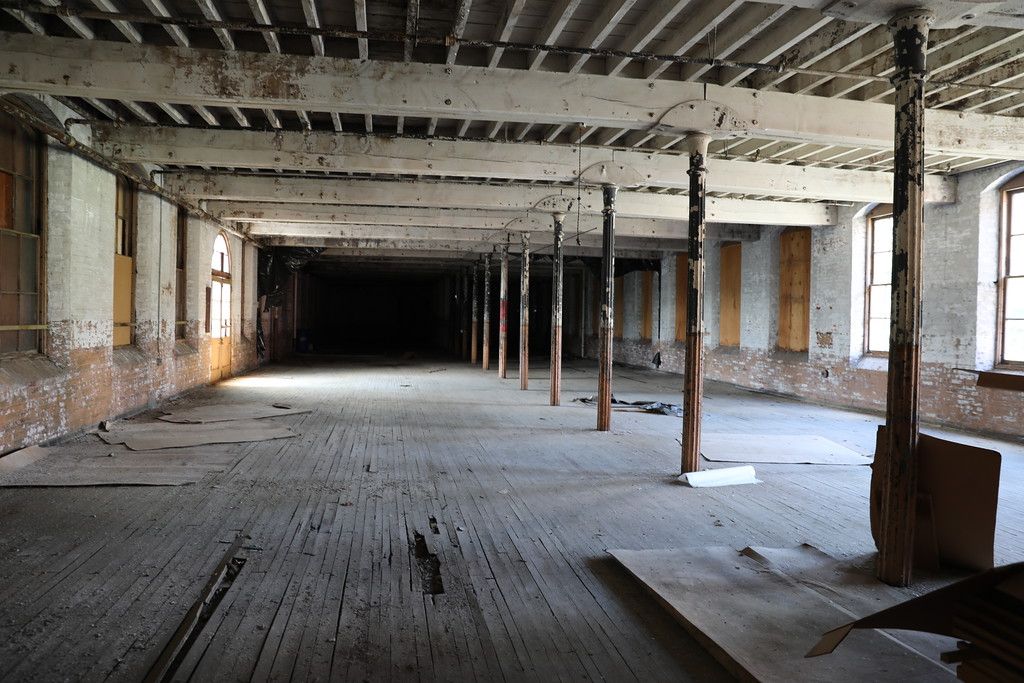 Open floor lit from both side walls